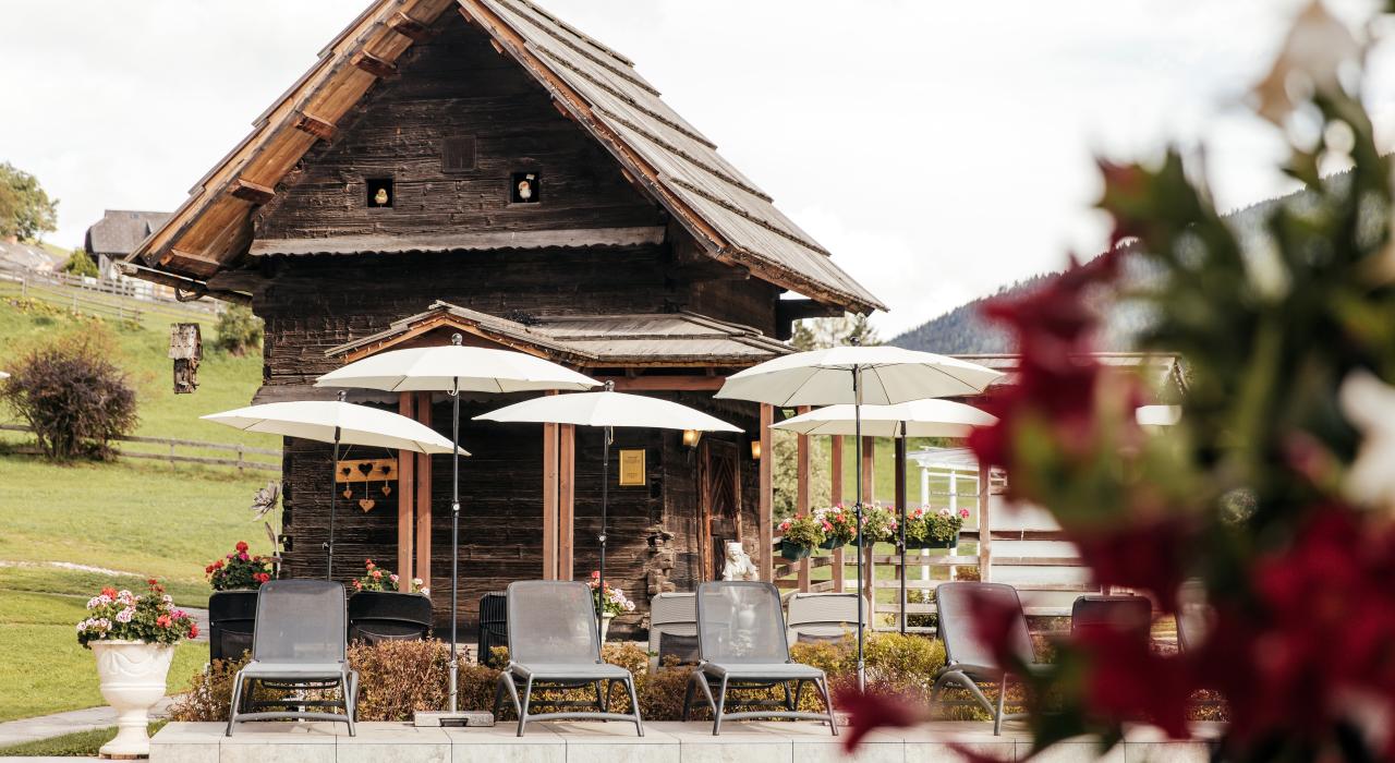 Outdoor-Wellnessbereich mit Blick auf Bad Kleinkirchheim
