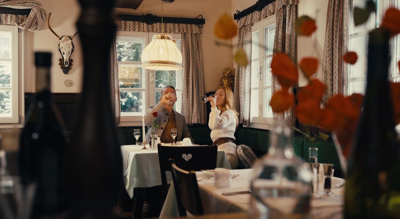 Paar genießt Wein im stilvollen Hotelrestaurant