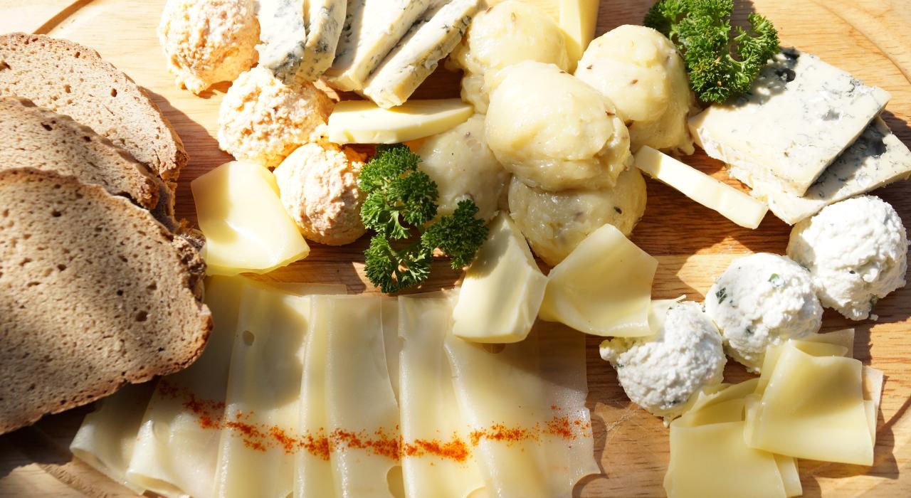 Käseplatte mit ein paar Scheiben Bauernbrot und Petersilie als Deko