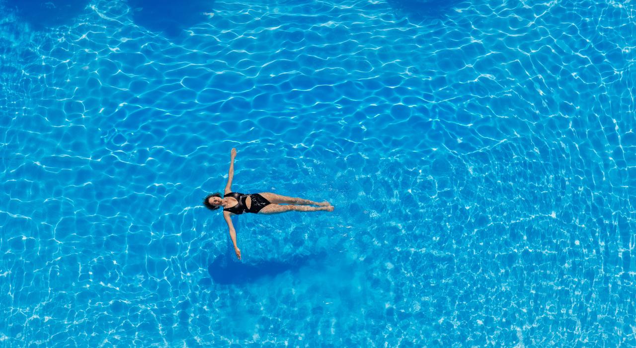Ein Foto von oben von einer Frau in einem Pool des 5-Sterne-Hotels in Bad Kleinkirchheim