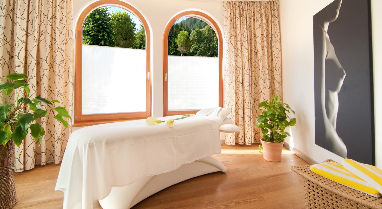 Ein Blick in den Massageraum im Wellnesshotel in Kärnten