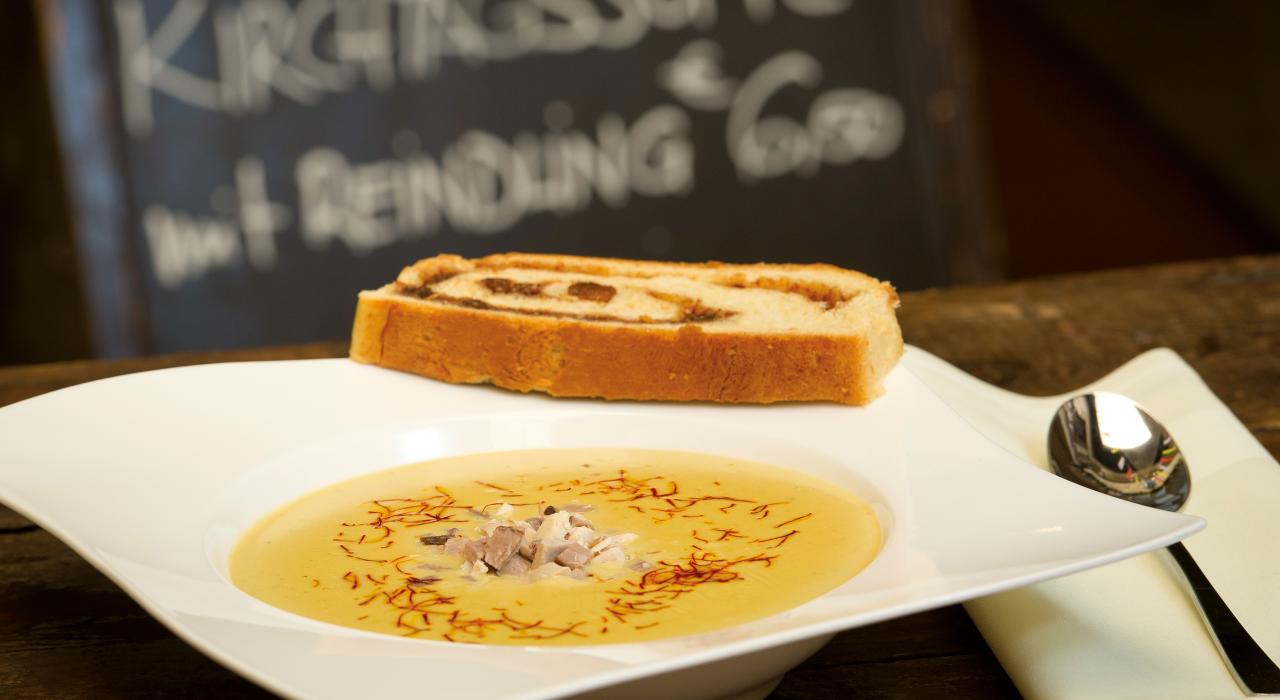Nahaufnahme einer Gemüsesuppe im Restaurant von der Thermenwelt Hotel Pulverer
