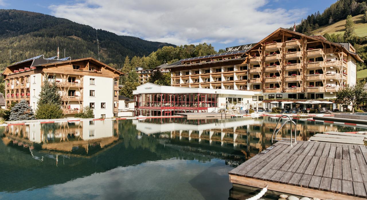 Der Außenpool und die Außenansicht der Thermenwelt Hotel Pulverer, des 5 Sterne Hotels in Bad Kleinkirchheim