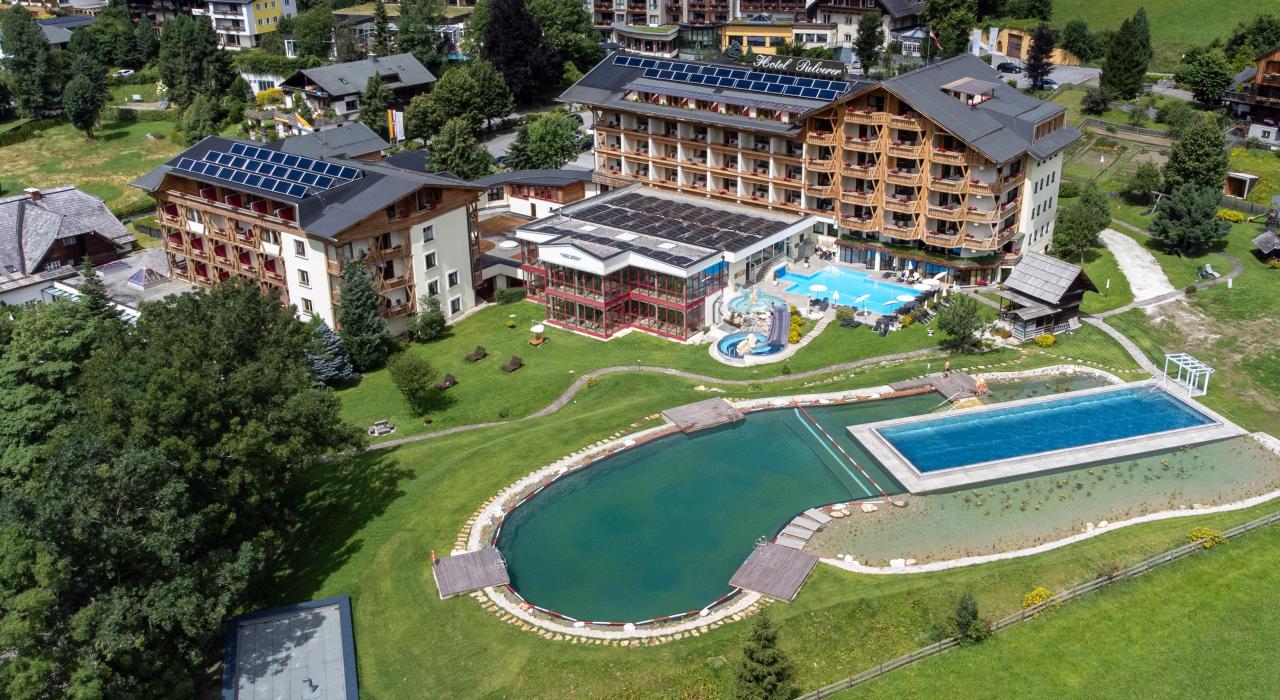  Eine Luftperspektive auf das 5-Sterne-Hotel in Bad Kleinkirchheim, seinen Außenpool und seine Umgebung