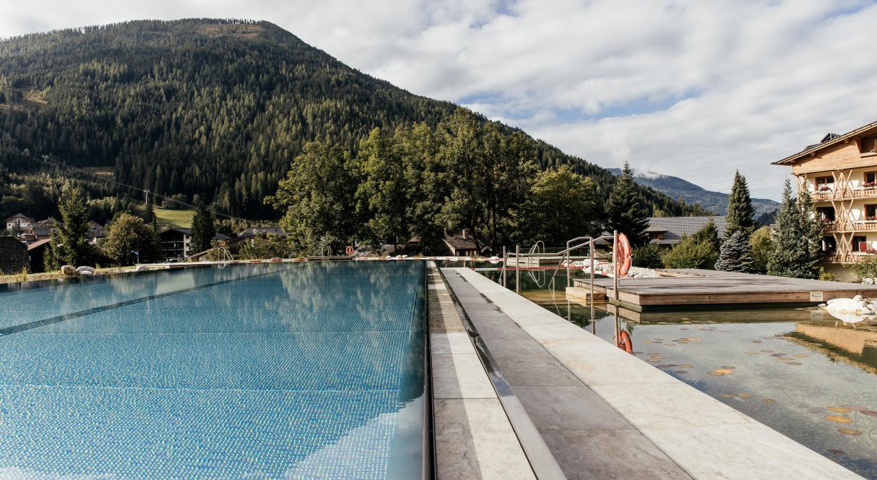 Der Außenpool des 5 Sterne Hotels in Bad Kleinkirchheim mit Blick auf die Berge