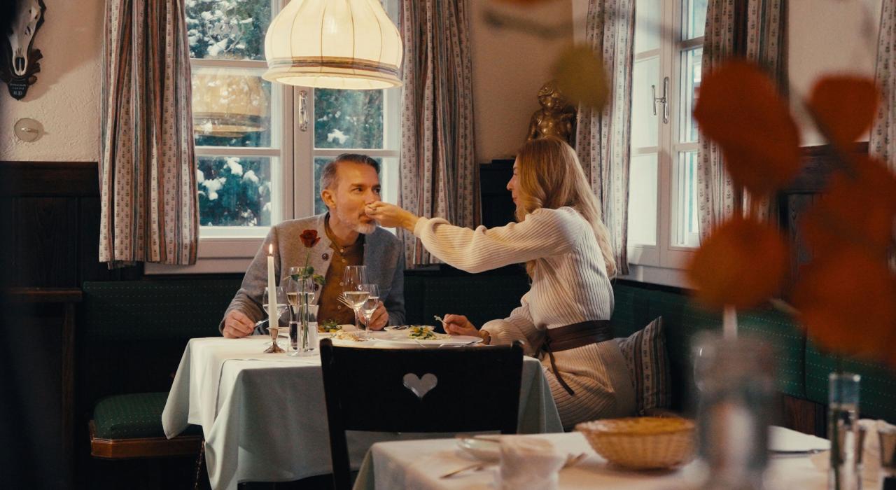 Paar genießt romantisches Abendessen im Hotelrestaurant