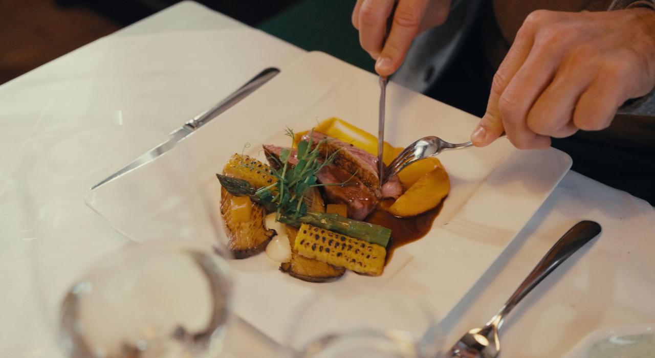 Hochwertig angerichtetes Fleischgericht im Hotelrestaurant