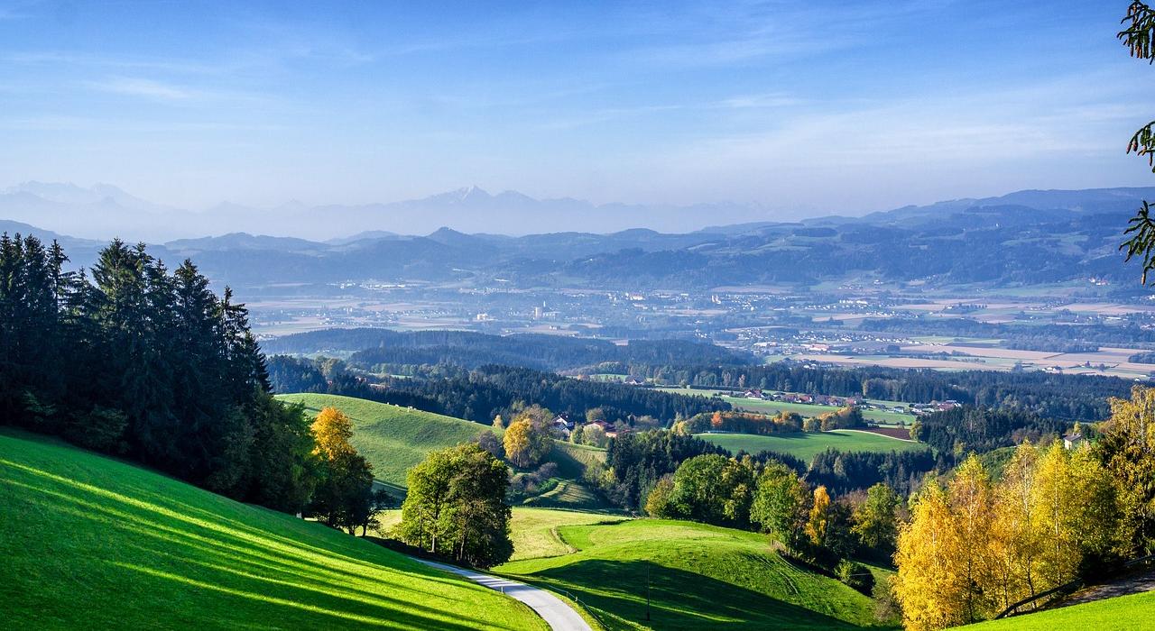 Eine malerische Landschaft mit grünen Hügeln und Wäldern