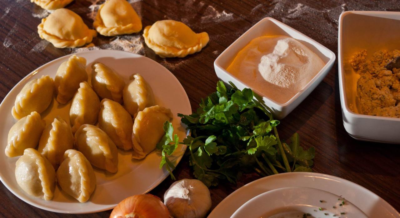 Gefüllte Maultaschen auf einer Schlüssel auf einem Holzbrett