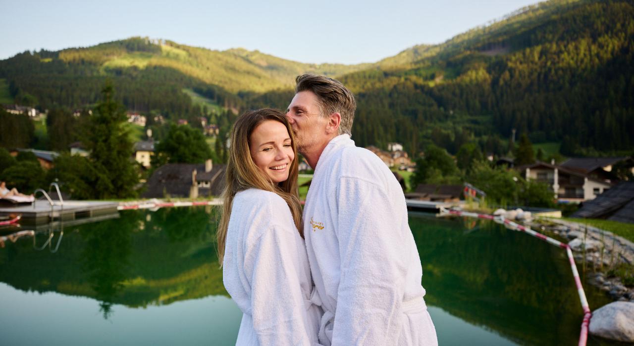 Entspannung im Wellnesshotel in Kärnten Paar im Bademantel im Wellnesshotel in Kärnten