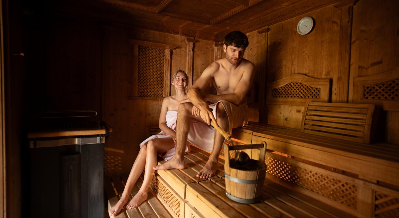 Ein Paar in der Sauna des Thermenhotels in Kärnten