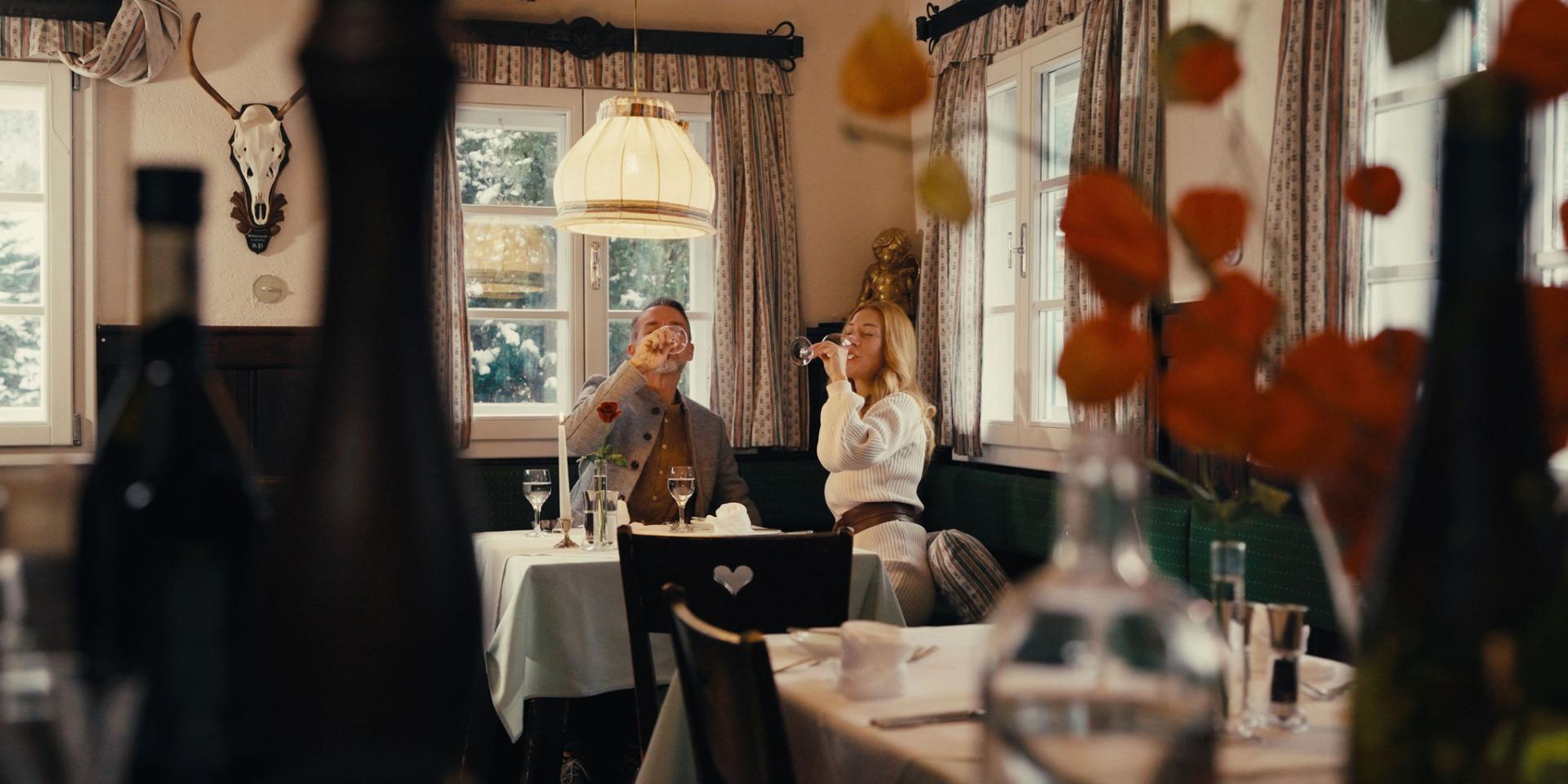 Paar genießt Wein im stilvollen Hotelrestaurant