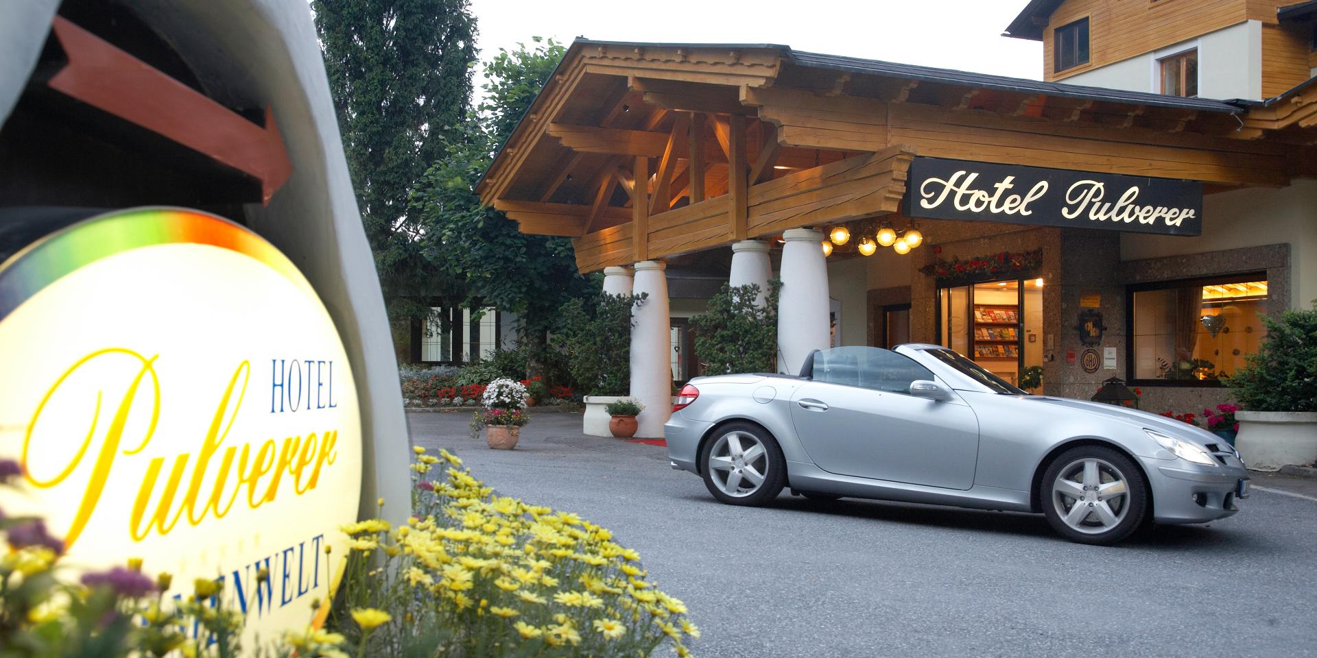 Ein geparktes Auto vor Thermenwelt Hotel Pulverer, dem 5-Sterne-Hotel in Bad Kleinkirchheim 