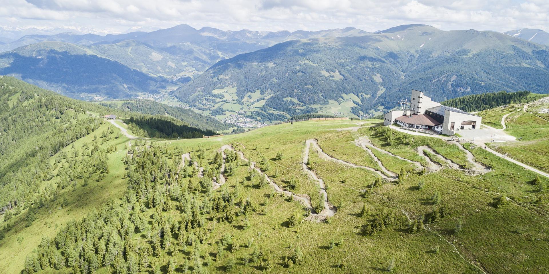 Vogelperspektive auf ein Berglandschaft im Grünen