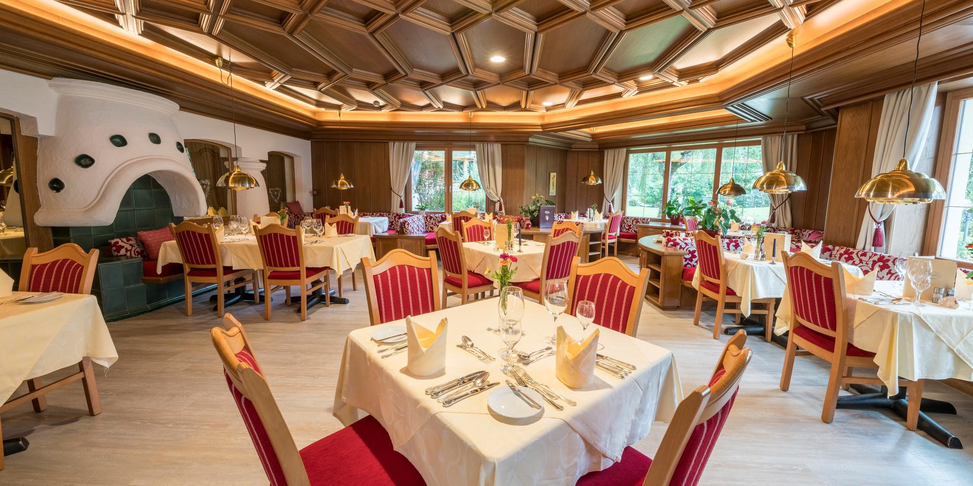 Ein Foto von einem Innenraum des Restaurants mit roten Details  im 5-Sterne-Hotel in Bad Kleinkirchheim