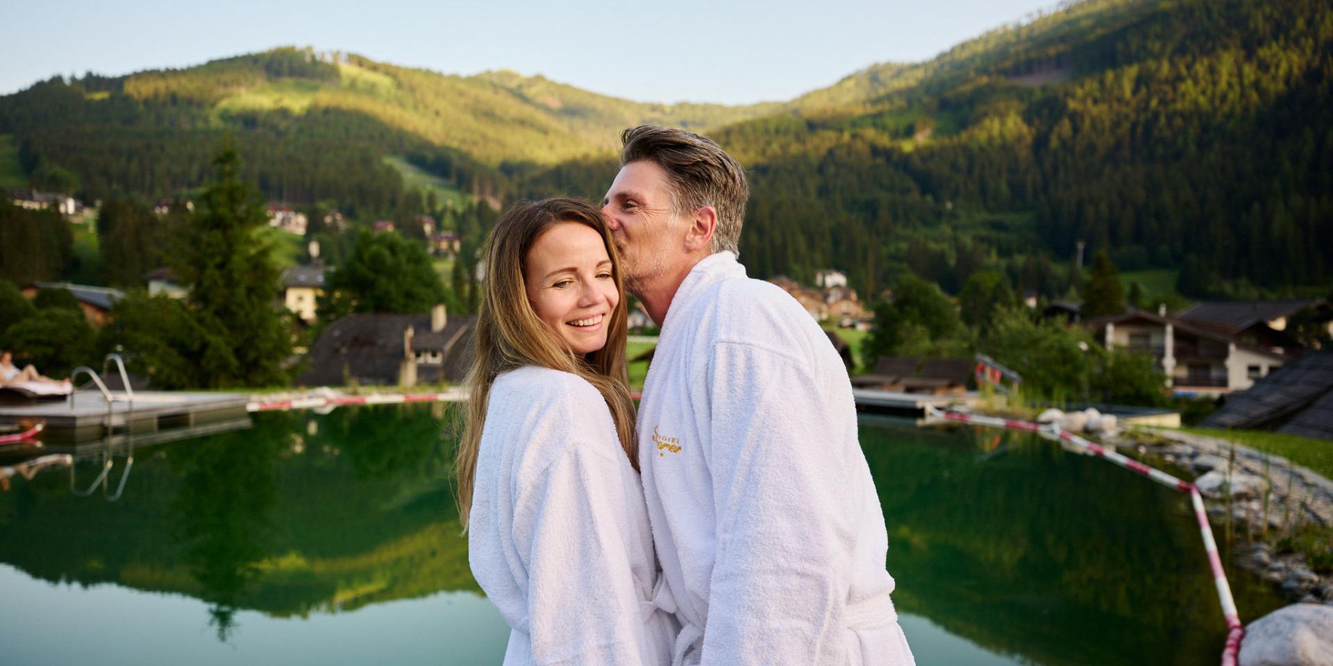 Paar im Bademantel im Wellnesshotel in Kärnten
