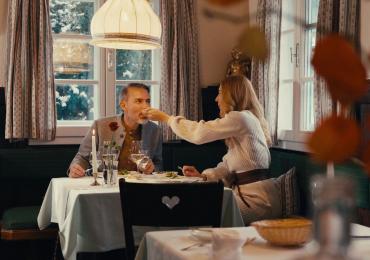 Paar genießt romantisches Abendessen im Hotelrestaurant
