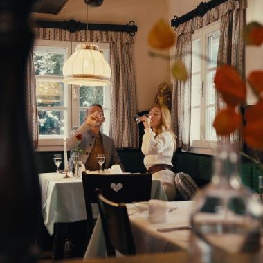 Paar genießt Wein im stilvollen Hotelrestaurant