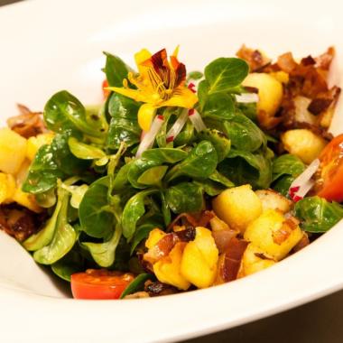 Feldsalat mit Kartoffeln und Tomaten