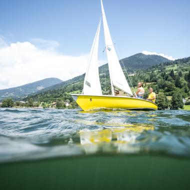 Eine Familie auf einem kleinen Boot im Sommer während ihres Urlaubs in unserem Familienhotel in Bad Kleinkirchheim