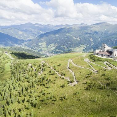 Vogelperspektive auf ein Berglandschaft im Grünen