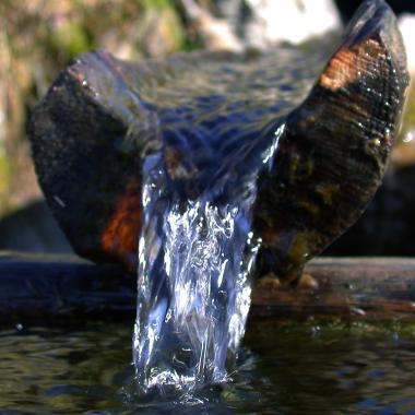 Nahaufnahme von fließendem Wasser in der Natur in der Nähe des 5 Sterne Hotels in Bad Kleinkirchheim 
