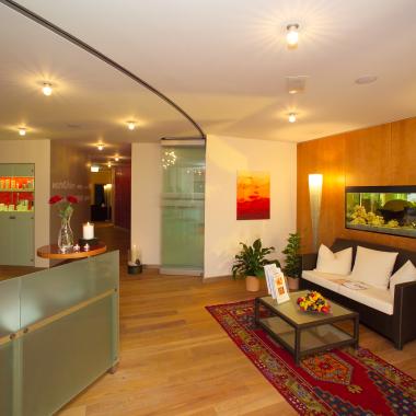 Der Blick in die Lobby und auf den Empfangstisch im Thermenhotel in Kärnten