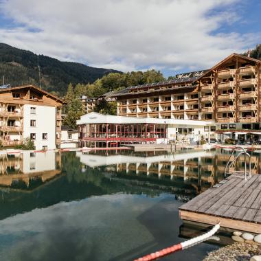 Der Außenpool und die Außenansicht der Thermenwelt Hotel Pulverer, des 5 Sterne Hotels in Bad Kleinkirchheim