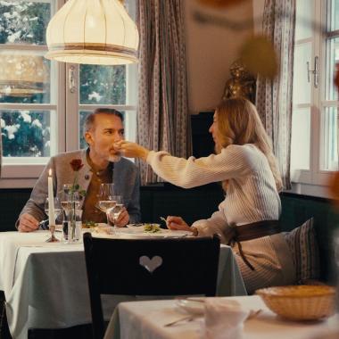 Paar genießt romantisches Abendessen im Hotelrestaurant