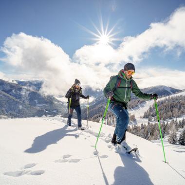Zwei Menschen beim Langlaufen während ihres Winterurlaubs in Kärnten