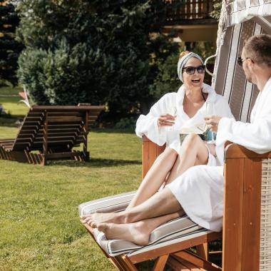 Paar im Bademantel im Wellnesshotel in Kärnten
