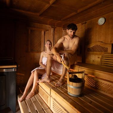 Ein Paar in der Sauna des Thermenhotels in Kärnten