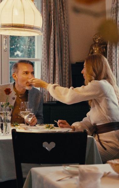 Paar genießt romantisches Abendessen im Hotelrestaurant