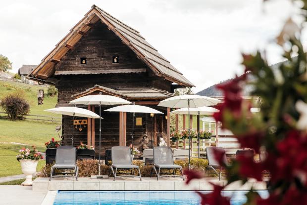 Outdoor-Wellnessbereich mit Blick auf Bad Kleinkirchheim