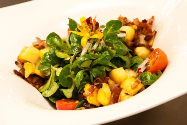 Feldsalat mit Kartoffeln und Tomaten