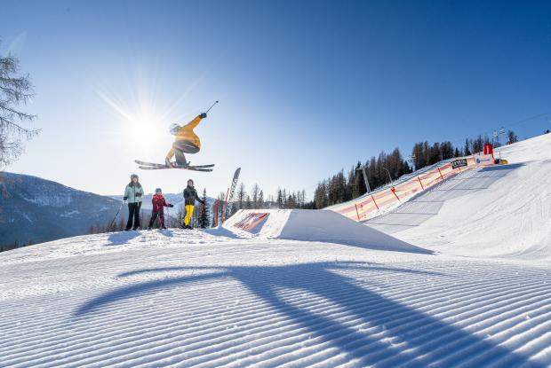 Menschen beim Skifahren während ihres Winterurlaubs in Kärnten