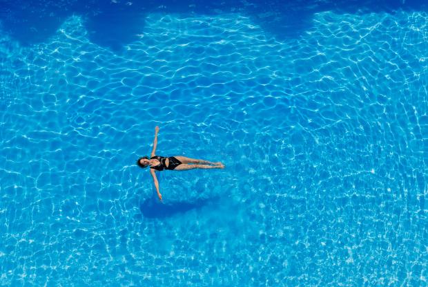 Ein Foto von oben von einer Frau in einem Pool des 5-Sterne-Hotels in Bad Kleinkirchheim