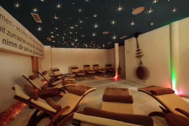 Blick in den Ruheraum mit Liegestühlen im Wellnesshotel in Kärnten