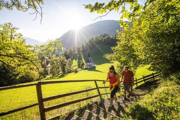 Ein Paar geht in der Natur spazieren