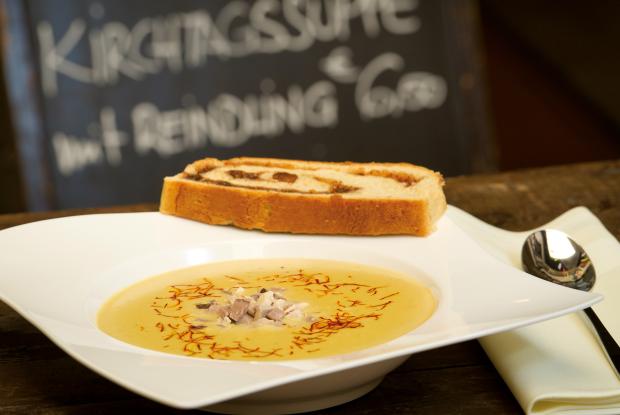 Nahaufnahme einer Gemüsesuppe im Restaurant von der Thermenwelt Hotel Pulverer
