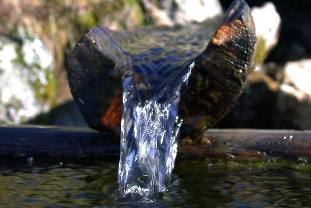 Nahaufnahme von fließendem Wasser in der Natur in der Nähe des 5 Sterne Hotels in Bad Kleinkirchheim 
