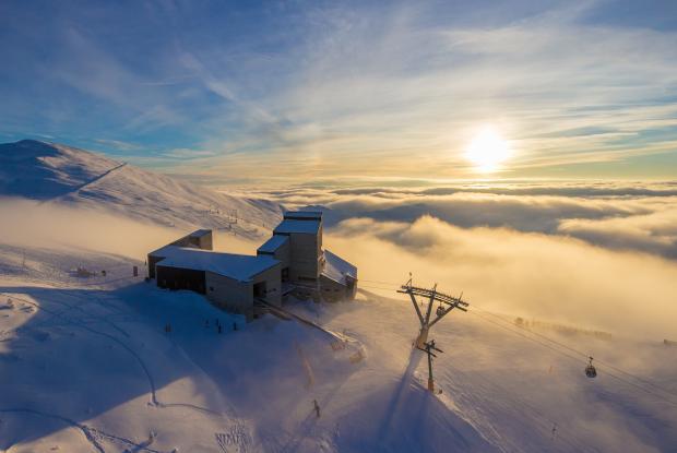 Ein Foto vom Gipfel der Berge auf der Skistation und der Himmel bedeckt mit Wolken und Sonnenschein, perfekt für einen Winterurlaub in Kärnten