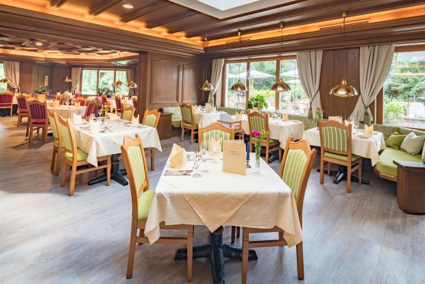 Ein Blick in den Speisesaal mit dekorierten Tischen in unserer Eventlocation in Kärnten