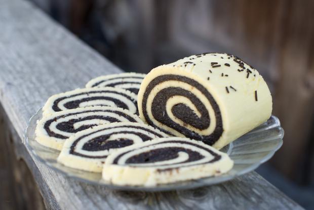 Nahaufnahme von Mohnkuchen auf einem Glasteller