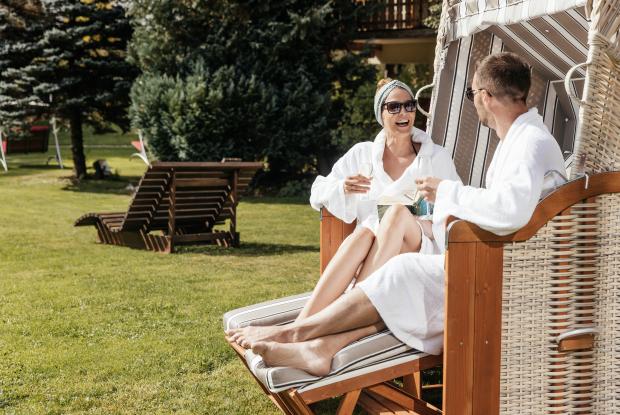 Paar im Bademantel im Wellnesshotel in Kärnten