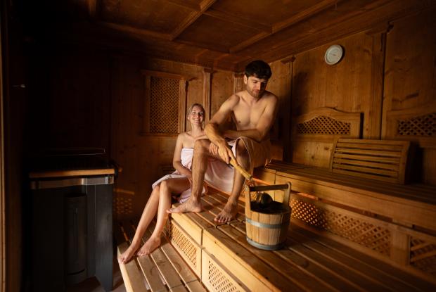Ein Paar in der Sauna des Thermenhotels in Kärnten