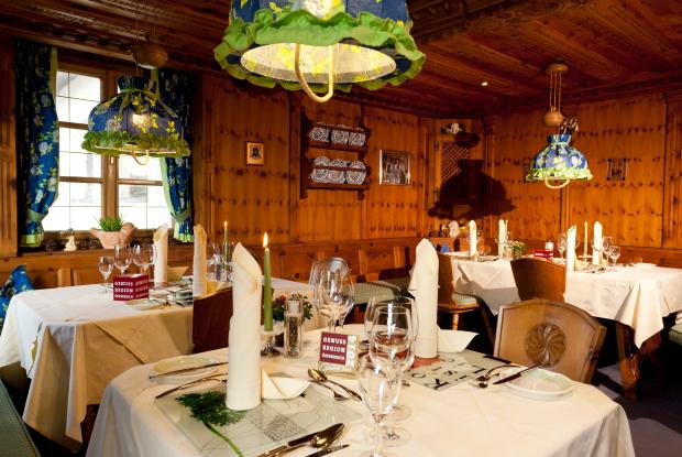 Ein Blick in das im hölzernen Retrostil gestaltete Restaurant, dass eine perfekte Eventlocation in Kärnten ist