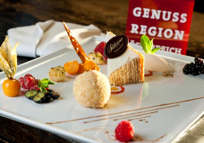 Ein elegant angerichtetes Dessert auf einem weißen Teller